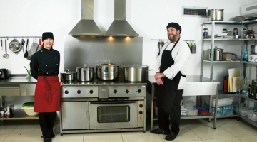 Lindas un Ričarda Džonsonu gatavotie Āzijas ēdieni nepilna gada laikā Rīgā piedzīvojuši tik lielu popularitāti, ka nācies pirkt arvien lielākus katlus. Arī ledusskapji kļuvuši par mazu, tāpat nācies nomainīt rīsu varāmo mašīnu.