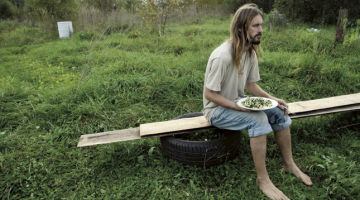 Kaspars ir svaigēdājs, tāpēc cienā ar salātiem, kas tapuši no cukini, lapu kāpostiem, gurķiem, puķkāpostiem, tomātiem. Tomāti — no lielveikala. «Nav mērķis izvairīties no veikala pārtikas, mērķis ir audzēt pašam».