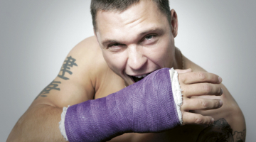 Zem ģipša ir tetovējums Never give up (Nekad nepadodies). Savukārt uz kreisā pleca atainots Māris finiša līnijā olimpiādē, gūstot zeltu. Zemāk tetovējums ar kārtīm: «Nav svarīgi, kādas kārtis iedala, svarīgi — kā izspēlē». Foto — Jānis Saliņš, F64