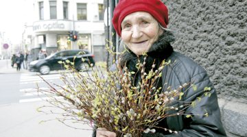 «Man ir 85 gadi, bet dvēselē — 42. Es nejūtos veca. Man pastāvīgi ir iedvesma. Pastāvīgi,» saka Tamāra Golovina, tapēc dzejoļus viņa rakstīšot vēl un vēl. Foto — Andrejs Terentjevs, F64