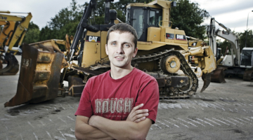 Trimen Tractors vadītājs Gints Timoško pirmoreiz šo amerikāņu buldozeru ieraudzīja izstādē Vācijā un iedomājās, ka gribētu reiz redzēt arī savas firmas placī. Foto — Jānis Saliņš, F64