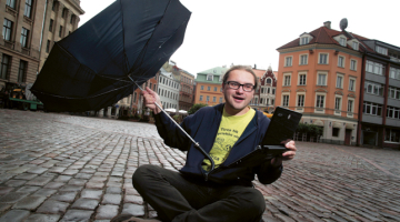 Toms Bricis laika prognozi cenšas piedāvāt arī kā izklaidi — līdz šim viņu vairāk pazina radio klausītāji, bet kopš septembra nogales  arī LTV skatītāji. Foto — Jānis Saliņš, Raitis Plauks, F64
