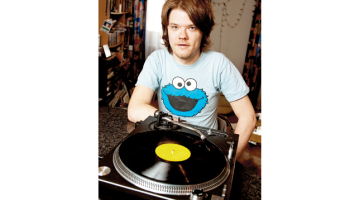 Toms Grēviņš un mūzikas atskaņotājs TECHNICS SL–1210MK