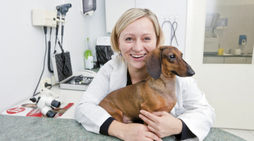 Studējot Kembridžā, Līga Kovaļčuka pētīja čūskas, ērgļa un žirafes acis. Ikdienā viņa ārstē kaķu un suņu acis. Attēlā: ar savu suni Mikiņu.