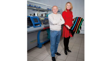 «Ne man, ne sievai, kura pēc izglītības ir juriste, ar adīšanu, šūšanu un trikotāžu, vēl jo vairāk modelēšanu, iepriekš nebija nekāda sakara,» saka Juris Bružuks par sevi un dzīvesbiedri Jeļenu. Tagad viņi abi modelē visus izstrādājumus, ko ražo Viola Stils.