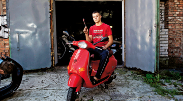 Kamēr Dāvja (18) klasesbiedri Rīgas 25.vidusskolā pukojās, ka skolēniem vasarā nopelnīt ir bezcerīgi, viņš no rīta līdz vakaram Vespa motorolleru salonā Rīgas klusajā centrā ķīlēja dzelžus. «Ar darba trūkumu neesmu saskāries, manā vecumā labu mehāniķu nav.»