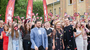 Priekšplānā no kreisās: X Faktora žurijas locekļi Intars Busulis, Aija Auškāpa un Reinis Sējāns raidījuma filmēšanas laikā.