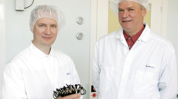 Z–Light valdes priekšsēdētājs Daumants Pfafrods (pa labi) un medicīnas produktu ražotnes vadītājs Māris Stafeckis, kurš rokās tur instrumentus nierakmeņu skaldīšanai. Foto — Andrejs Terentjevs, F64