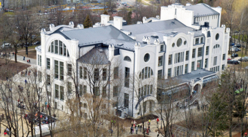 Pils ēka būvēta 1910.—1913.gadā.