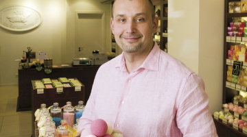 «Kam tev tādas galvassāpes?» Oļegam Ivanovam, kurš sāka ražot ar rokām gatavotas ziepes, prasīja paziņa, kas Latvijā tirgo alkoholu. Priekšā jau bija konkurenti, bet Rīgas ziepju manufaktūras tehniskajam direktoram no laika gala patika radošā atmosfēra un tas, ka šajā nozarē savienojas visas uzņēmējdarbības kategorijas: eksports, imports, ražošana, vairumtirdzniecība, izstādes