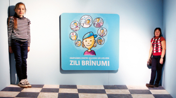 Zinātkāres centrā instalācija, kas māna telpas izjūtu un redzi.