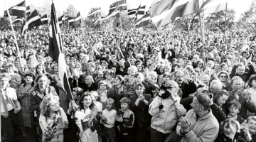 Tauta pulcējas Daugavmalā Rīgā 1990.gada 4.maijā pēc Latvijas neatkarības atjaunošanas deklarācijas pieņemšanas.