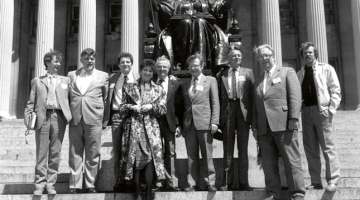 LTF delegācija un tautfrontiešu atbalstītāji trimdā 1989.gada aprīlī konferencē Kanādas pilsētā Gananokvē, kuru apmeklēja ap 100 latviešu no visas Amerikas, un tā bija milzu grūdiens intensīvākām attiecībām. No kreisās: Pēteris Cimdiņš, Uldis Grava, Dainis Īvāns, Ramona Umblija, Uldis Klauss, Arnis Kalniņš, Ilmārs Lazovskis, Ilmārs Bišers un Jānis Dripe.