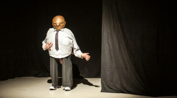 Aina no norvēģietes Frīdas Odenas Brinkmanes izrādes 1 1/2.