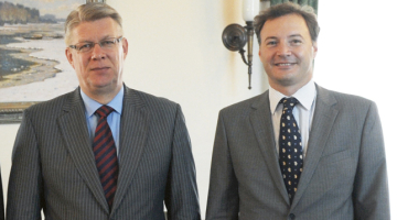 Eiropas Komisijas pārstāvis Gabriele Džudiče tikšanās laikā ar Valsts prezidentu Valdi Zatleru pērn jūlijā. Foto — Ieva Čīka, LETA
