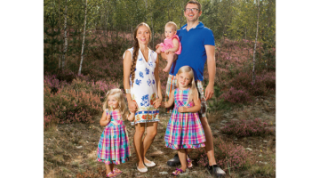 Pēteris un Marta Sproģi ar trīs meitiņām. Kad vidējā meitiņa aizgāja mūžībā, Marta šajā fotogrāfijā pamanīja, ka visa ģimene skatās fotokamerā, bet Belliņa ar skatienu veras tālumā — debesīs, kā norādot uz mūžīgajām vērtībām.
