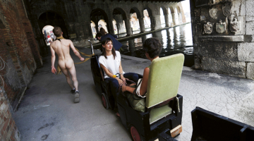 Performance ar gondolas imitāciju un kailu stūrmani Venēcijas biennāles atklāšanas dienās