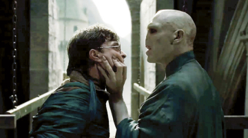 Harija Potera (Daniels Redklifs)un Lorda Voldemorta (Ralfs Fainss) saķeršanās.