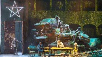 Viss uz skatuves ir postapokaliptisks, postmoderns, pat Ziemassvētku eglīte ir pēcsvētku — eglītes skelets ar spuldzītēm.