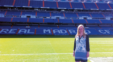 Spāņu futbola kluba Real Madrid birojs ir stadiona ēkā, tajā strādā ap 400 darbinieku. Mārketinga nodaļā — latviete Ilona Lisenko.