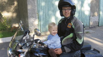Zigmārs Atvars ir Kristīgo motociklistu asociācijas vadītājs Latvijā. Nesen viņš motociklu pārdeva un brauc ar auto, kas gan nav iesvētīts. Klēpī — dēls Jēkabs. Foto no personīgā arhīva