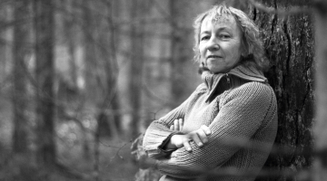 Četru jau pieaugušu bērnu mamma Anita Biseniece no Pokaiņiem vada skolēnu ekskursijas un pārtiek no neregulāriem ienākumiem. Viņa var zaudēt tiesības uz valsts apmaksātu ārstēšanu.