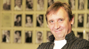 To, ko Alvis Hermanis teātrī dara pēdējās trīs sezonas, Elmo Nīganens konsekventi darījis visu savu teātra mūžu nu jau divdesmit gadus. Proti, viņš atjauno psiholoģiskā teātra izteiksmes līdzekļus.