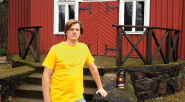 Uz Vecpiebalgu Mārcis ar ģimeni pārcēlās pirms četriem gadiem. Uzaudzis Madonā, viņš smejas, ka studiju laikā un vēl kādus gadus pēc tam atliku likām piepildījis sapni par Rīgu. «Ar sirdi jutām, ka Vecpiebalgā bērniem būs labāk.» Tagad Ločmeļi mīt Skalbes mājām tieši kaimiņos. Mārcis stāsta, ka dzīvi laukos var apvienot ar jurista darbu. Reizi nedēļā viņš ierodas Rīgā