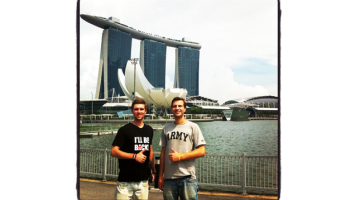 Ģirts Smelters (no labās) un Kristaps Jēkabsons pie Marina Bay Sands kazino debesskrāpjiem Singapūrā.