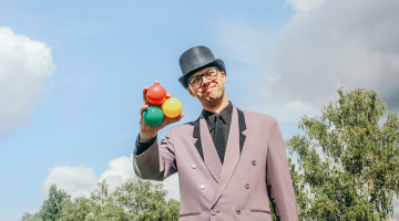 Iluzionista trikus Zigmārs Atvars mēdz rādīt arī kolēģiem pamatdarbā Nacionālajos bruņotajos spēkos. Reizēm ar savu darbošanos viņš kaut ko izskaidro un iemāca, bet citreiz izklaidē un uzjautrina.