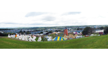 Glastonberijas festivāla norises vietas panorāma.