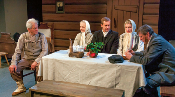 No kreisās: Ģirts Jakovļevs (Indrānu tēvs), Lolita Cauka (Indrānu māte), Uldis Anže (Edvards), Daiga Gaismiņa (Ieva) un Juris Lisners (Kaukēns).