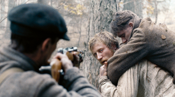 Kadrs no baltkrievu režisora Sergeja Lozņicas filmas Miglā, kas filmēta Latgalē un pretendēs