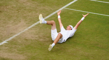 Vimbldonas tenisa turnīrā piedzīvota profesionālā tenisa vēsturē ilgākā spēle — francūzis Nikolā Maī un amerikānis Džons Isners kortā cīnījās 11 stundas un piecas minūtes. Uzvarēja Isners. Foto — AFP/LETA