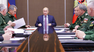 ASV žurnāls Forbes trešo gadu pēc kārtas par pašu ietekmīgāko cilvēku pasaulē atzinis Krievijas prezidentu Vladimiru Putinu. Otrajā vietā ierindojusies Vācijas kanclere Angela Merkele, bet trešajā — ASV prezidents Baraks Obama. Ceturtajā vietā ir pāvests Francisks.