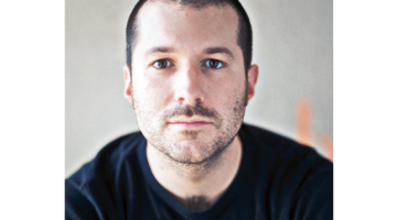 Džonatans Aivs un daži no viņa pārraudzībā tapušajiem Apple produktiem.