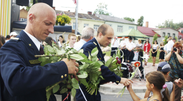 2011.gada pilsētas svētkos Fēnikss laupītāju ievainotajiem policistiem Salvim Tihanovskim (priekšplānā) un Rimam Švedam piešķīra gada jēkabpiliešu titulus