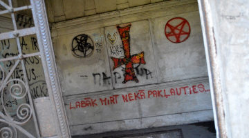Ar grafiti apķēpāta kapliča Lielajos kapos. Foto: Zane Bitere, LETA