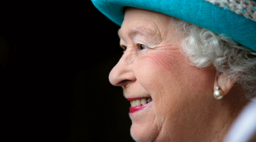 Britu karaliene Elizabete II sākusi savas valdīšanas dimanta jubilejas jeb 60.gadadienas kopš kāpšanas tronī atzīmēšanu. Karalienes zvēresta atjaunošana 6.februārī bija kā piezemēts sākums svinībām, kuras plānotas piecu mēnešu garumā.