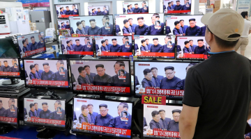 Ziemeļkorejas TV rāda reportāžu par kodolizmēģinājumu ar vadoni Kimu Čenunu. Foto: Reuters/LETA