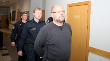 Ilmārs Krūms jūnijā tiek konvojēts uz tiesas sēdi, kurā izskatīja drošības līdzekļa piešķiršanu aizdomās turētajam.
