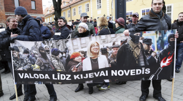 Pikets pie Izglītības un zinātnes ministrijas 20.martā pret valdības plāniem mazināt dzimtās valodas lietošanu mazākumtautību skolās.