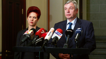 Partijas Vienotība vadītāja Solvita Āboltiņa un Saeimas deputāts, Budžeta un finanšu (nodokļu) komisijas priekšsēdētājs Kārlis Šadurskis pēc tikšanās ar Valsts prezidentu 12. janvārī.