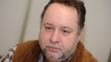 Ekspolitiķis Gundars Bērziņš, 500 govju fermas Delles īpašnieks: «Ja neskaidrā situācija turpināsies pusgadu, tas vēl nebūtu nekas. Ja ilgāk — jādomā, kā samazināt izdevumus. Piena nozare ir ilgtermiņa bizness — tu nevari vienkārši šodien neslaukt govi, bet rīt atkal sākt slaukt. Ko es darīšu? Stingrāk izvērtēšu ganāmpulku, jo šobrīd var lēti iepirkt labus jaunlopus. Pirkšu un gatavošos nāktonei, kad atkal būs jāražo piens par labu cenu.»