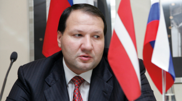 «Jūs man neticat? Man ir Triju zvaigžņu ordenis!» — tā ambiciozais Meļņiks apslāpē šaubas par 38 miljonus vērto patruļkuģu būves līgumu, ko pēdējā dienā pirms demisijas viņam sagādāja Kalvīša valdība. Foto — LETA