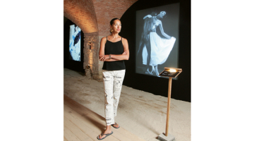 Šovasar Cēsu Mākslas festivālā bija apskatāma izstāde Mūza, kurā varēja redzēt fotoprojekcijas ar slavenajām Dovannas fotogrāfijām. Anna stāv pie fotogrāfa Roberta Mepltorpa pazīstamās, 1987.gadā uzņemtās fotogrāfijas Thomas and Dovanna dancing.