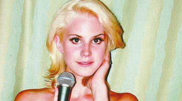 Lana del Reja šaurās Ņujorkas indie klubu aprindās agrāk bija pazīstama ar savu īsto vārdu — Elizabete Grānta. Tagad ir mainījies gan viņas skatuves vārds, gan imidžs, un baumo, ka talkā nācis arī plastiskā ķirurga skalpelis