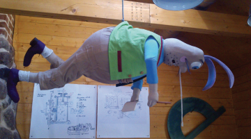 «Burkāns lai parauj!» nodomāja zaķis Adalberts, kad, karājoties Oskara darbnīcas sijā, puņķis traucēja pārzīmēt Oskara rasējumu.