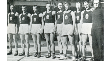 Pirmais Eiropas meistars basketbolā — Latvijas valstsvienība Ženēvā 1935.gadā. No kreisās: Mārtiņš Grundmanis, Džems Raudziņš, Aleksejs Anufrijevs, Rūdolfs Jurciņš, Visvaldis Melderis, Jānis Lidmanis, Herberts Gubiņš, Eduards Andersons un Valdemārs Baumanis. Foto autors nezināms.