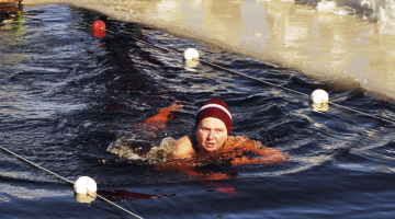 Latvijas čempionātos Līgai nav konkurences, viņas vecuma grupā — virs 70 gadiem — peld tikai dažas sportistes.